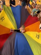 ilustracja do wpisu 
Zabawy z gumą sensoryczną i chustą animacyjną