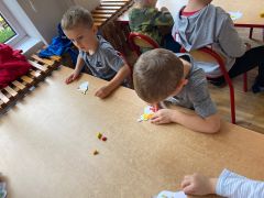 ilustracja do wpisu 
Owoce-zabawy z plasteliną, wyklejanie papierowych sylwet owoców