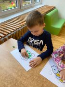 ilustracja do wpisu 
Wyklejanie i rozcieranie plasteliny- ćwiczenia paluszków