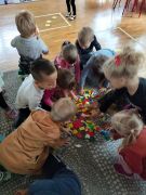 Segregacja figur pod względem kształtu.