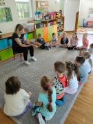 ilustracja do wpisu 
Rodzice czytają dzieciom