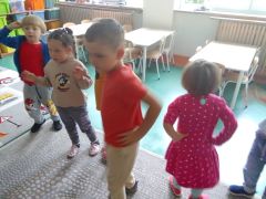 ilustracja do wpisu 
Zabawy przy piosence ,Kolorowe liście