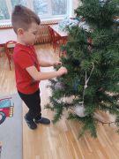 ilustracja do wpisu 
Wspólne dekorowanie choinki