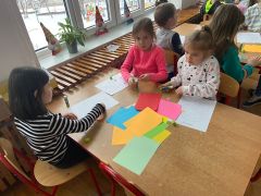 ilustracja do wpisu 
,,Bombka”-wydzieranie drobnych elementów z kolorowego papieru