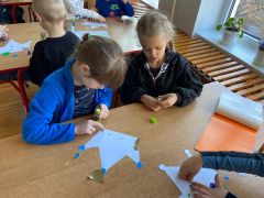 ilustracja do wpisu 
Super Duety w akcji-wyklejanie w parach szablonu korony