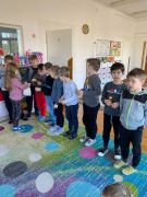 Hania częstuje kolegów lizakami